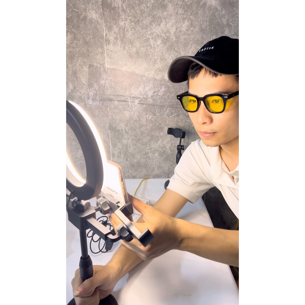 Đèn Livestream 3 in 1 Tích Hợp Giá Đỡ 2 Điện Thoại Có 3 Chế Độ Sáng, Kẹp Điện Thoại Để Bàn Quay Video Có Đèn Led 3 Màu