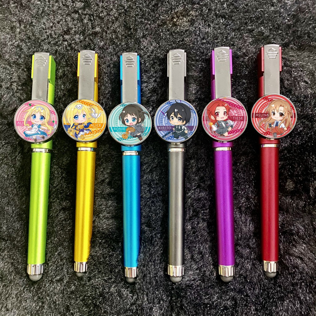 (chọn mẫu) Bút cảm ứng huy hiệu IN HÌNH Sword art online Đao kiếm thần vực anime chibi tiện lợi có giá đỡ m02