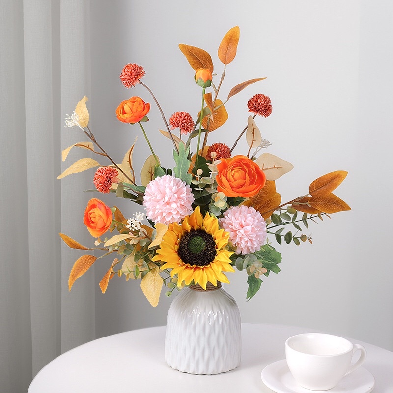 Bình hoa hướng dương giả được sản xuất với chất liệu bền đẹp và kỹ thuật mô phỏng hoa thật đến tuyệt đối. Những bình hoa hướng dương giả sẽ giúp bạn tạo nên không gian ấm cúng và đầy màu sắc trong ngôi nhà của mình.
