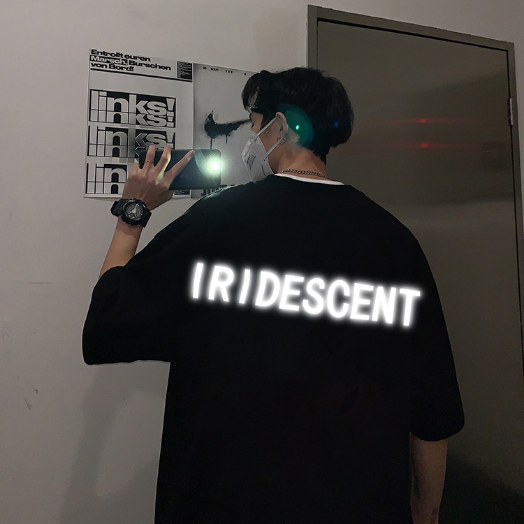 Áo thun tay ngắn cổ tròn dáng rộng in chữ phản quang phong cách Hàn Quốc cho nam và nữ