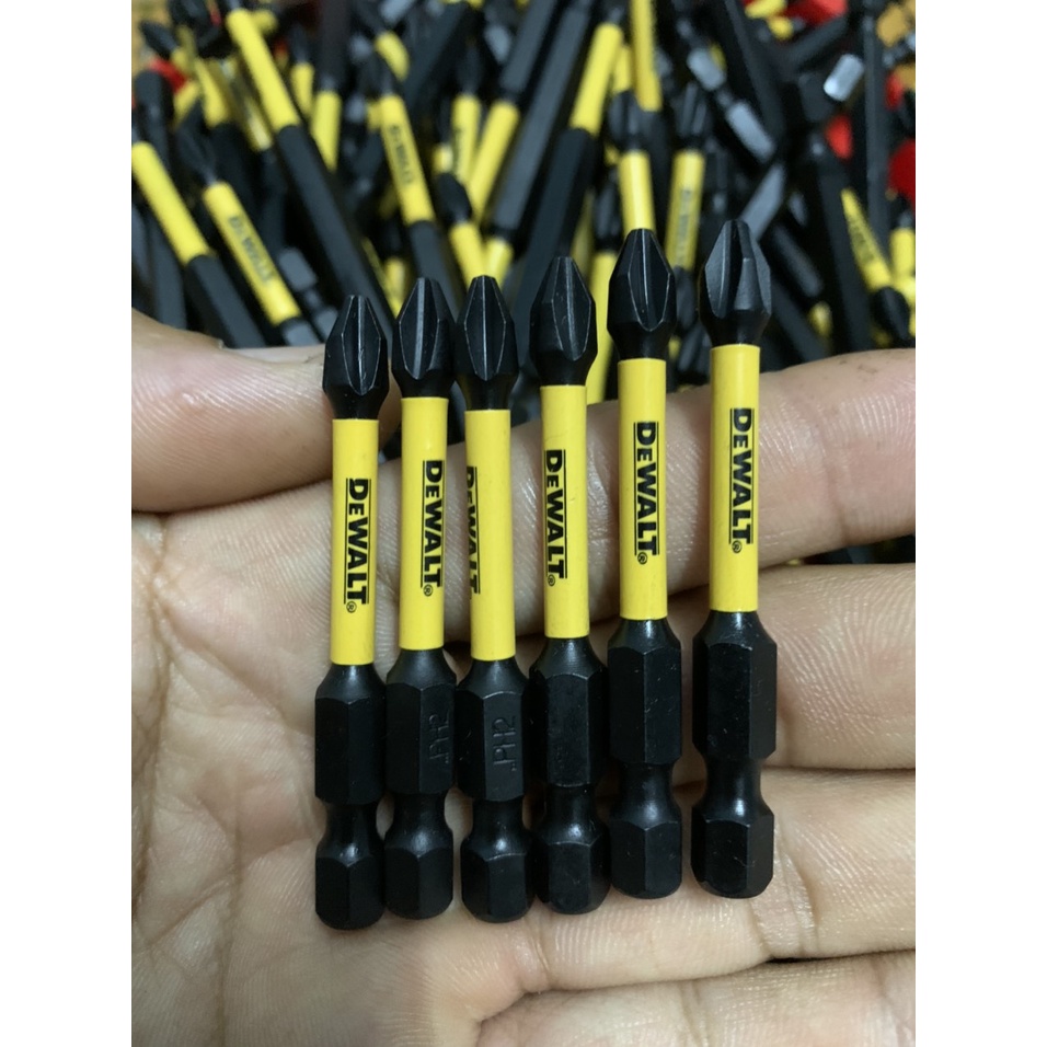 Một mũi vít Dewalt PH2 dài 58mm chính hãng có từ
