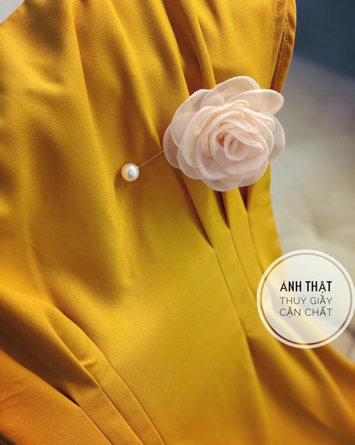 BÁN SỈ VÁY LỤA XOÈ BO EO KÈM HOA 2 MÀU CHO NỮ | BigBuy360 - bigbuy360.vn