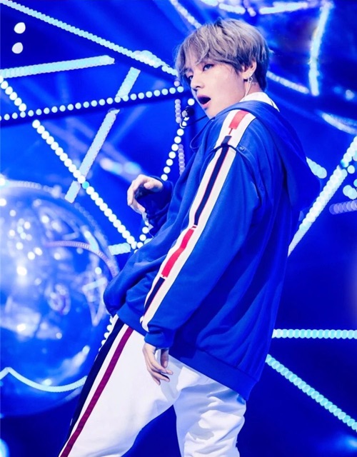 Áo V BTS mặc trong DNA