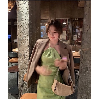 Đầm xanh lá cổ yếm
