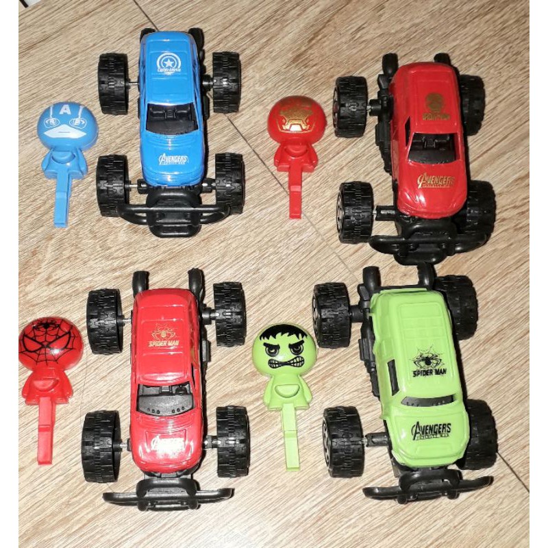 Một chiếc xe siêu anh hùng chạy bằng chìa khóa bằng nhựa rất đẹp