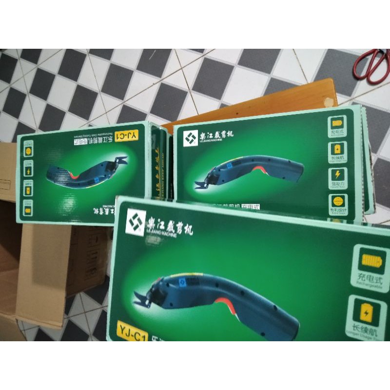 Máy cắt vải cầm tay sạc pin  - HÀNG HÓT
