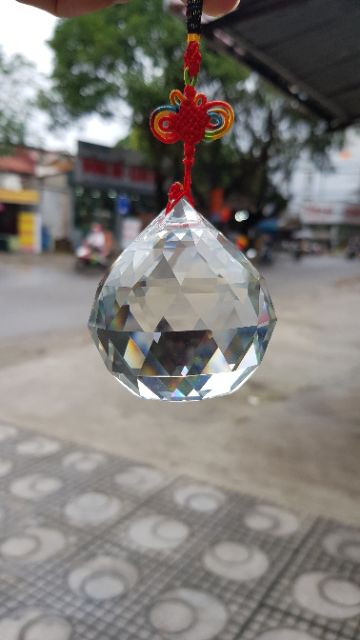 QUẢ CẦU TREO PHA LÊ PHONG THỦY ĐA GIÁC MÀU TRẮNG 6CM CÓ DÂY TÂM KẾT