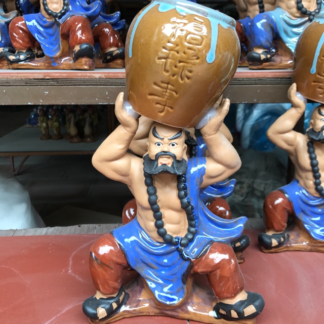 Ông nâng bình Lỗ Trí Thâm