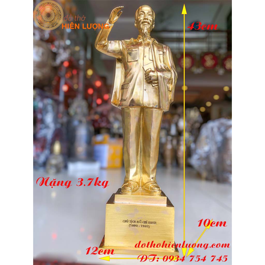 Tượng Bác Hồ đứng vẫy tay chào đồng vàng – Nét đẹp văn hóa của người Việt