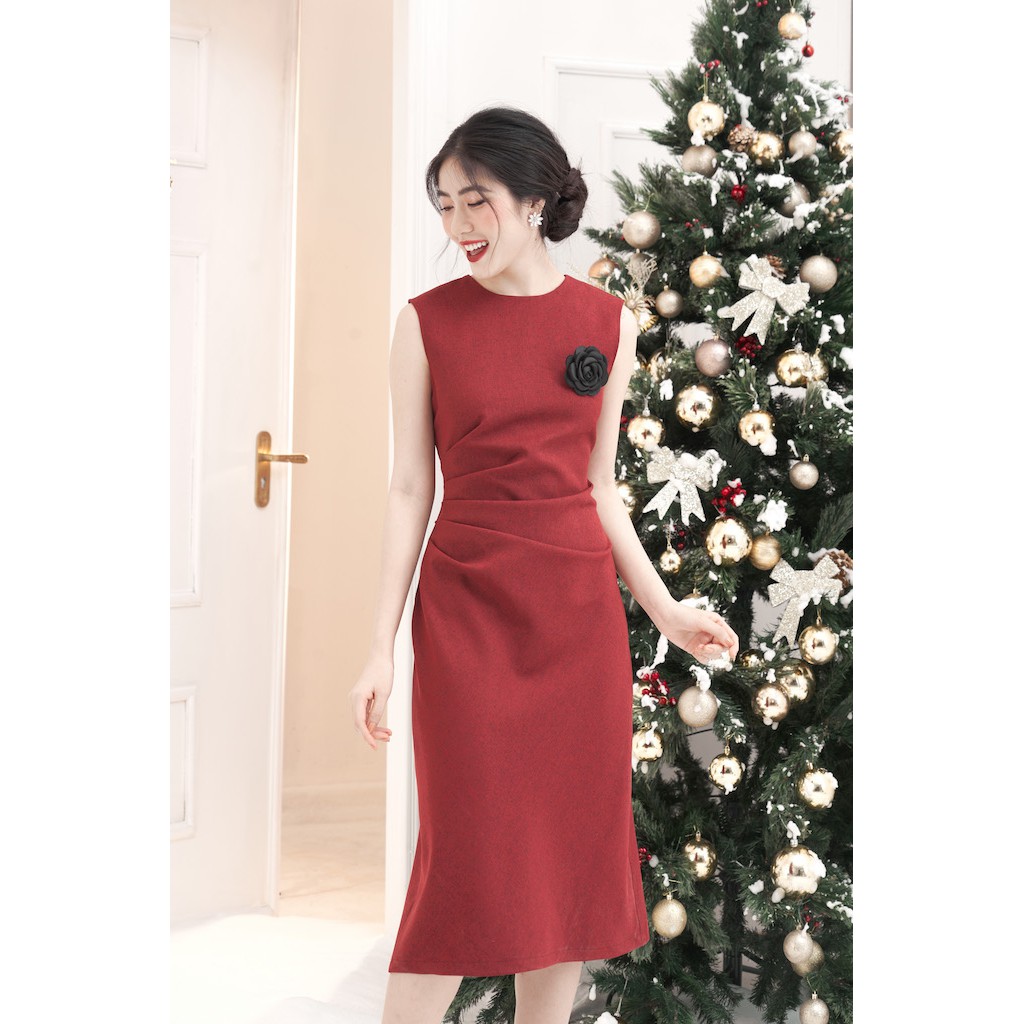 RẬP - Đầm Đỏ Cổ Tròn Không Tay Nhún Eo Cài Hoa Đen - CHRISTMAS 02