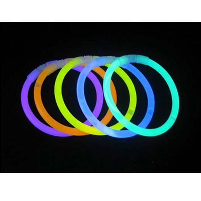 Que Phát Sáng Dạ Quang Đủ Màu Sắc Rực Rỡ GIADUNGBANBUONTANTHANH Hộp 100 que vòng phát sáng dạ quang với nhiều phụ kiện