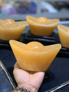 Thỏi vàng và đế gỗ trưng bày