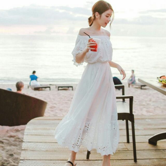 Váy dạo biển dịu dàng cùng mũ cói dép sandal