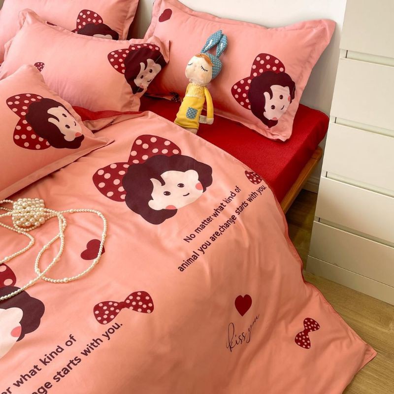 Bộ Chăn Ga và vỏ gối, cotton poly nhập khẩu(KDbedding), Mẫu Cô Gái Nơ Hồng trang trí phòng ngủ, decor siêu cute