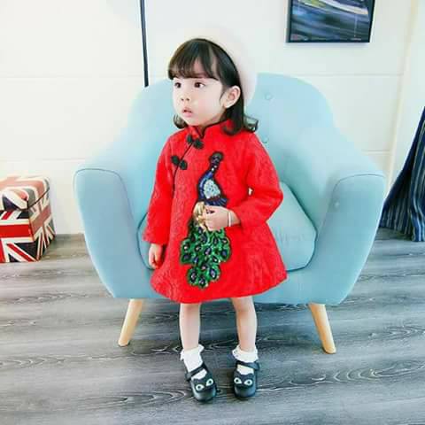 váy đỏ thêu con công