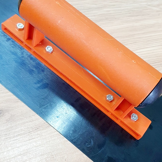 Bay Trét Thép Cán Nhựa Kích Thước 30cm x 11cm Độ Dày Lưỡi Thép 1mm Dùng Trong Xây Dựng