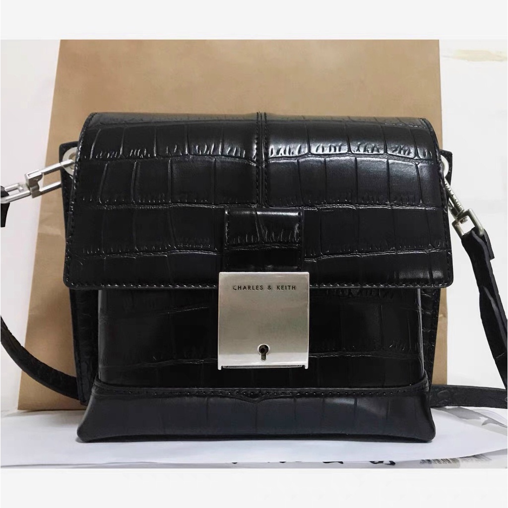 Túi đeo vai đeo chéo nữ CNK chất da chuẩn hàng store.Lock Crossbody Bag0