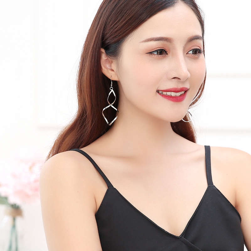 Khuyên Tai Cong Hình Xoắn Ốc Dự Tiệc