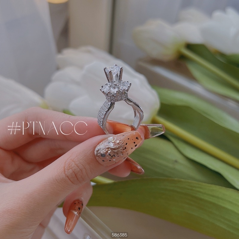 Nhẫn xi bạch kim dáng cong hột cao đơn giản sang trọng . PTNACC