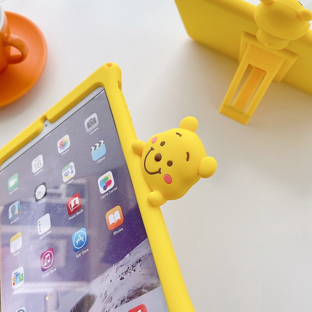 Ốp máy tính bảng silicon hình Winnie the Pooh kèm giá đỡ cho IPAD 2 3 4 MINI 3 2 1 4 5 2017 2018 9.7 10.5 AIR PRO 2019