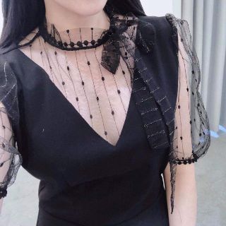 VÁY ĐEN DÁNG A CỔ TAG PHỐI LƯỚI NƠ CỔ