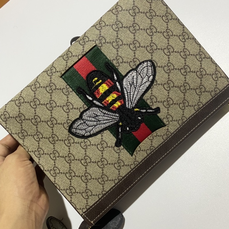 Ví kẹp nách, cầm tay gc da lộ dập Vân thêu ong khoá zip hàng Fullbox.