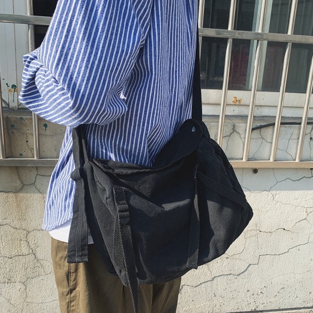 Túi đeo chéo dáng bầu chất vải giả bò kèm 2 dây đai cá tính