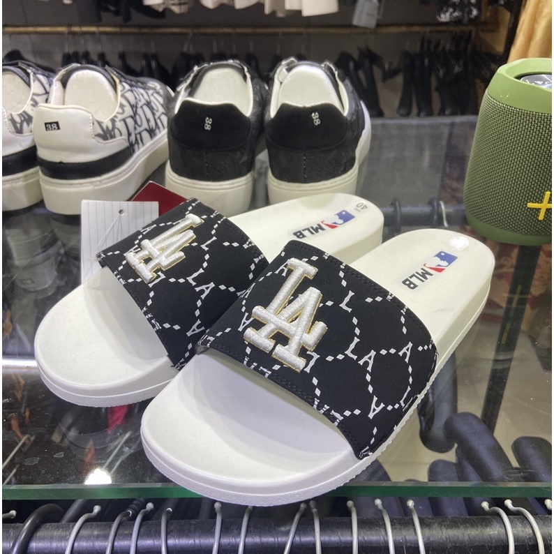 Dép quai ngang MLB đế cao su có hoạ tiết, Dép thời trang thể thao hai mầu trắng đen dập vân chìm btshop từ 38 đến 42