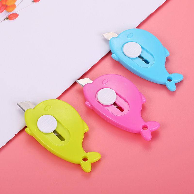 ⭐ iLado ⭐ Dao tiện ích dao mini Dao Rọc Giấy Bỏ Túi Mini minh họa cá heo móc khoá cute anime In Họa Tiết Hoạt Hình chất lượng cao Tiện Lợi Cuộn Rút dụng cụ mở thùng carton trang trí di động