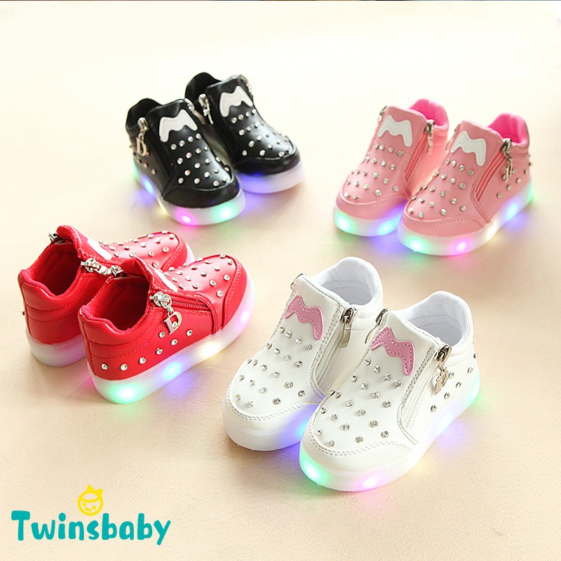 Giày thể thao có đèn LED cho bé gái