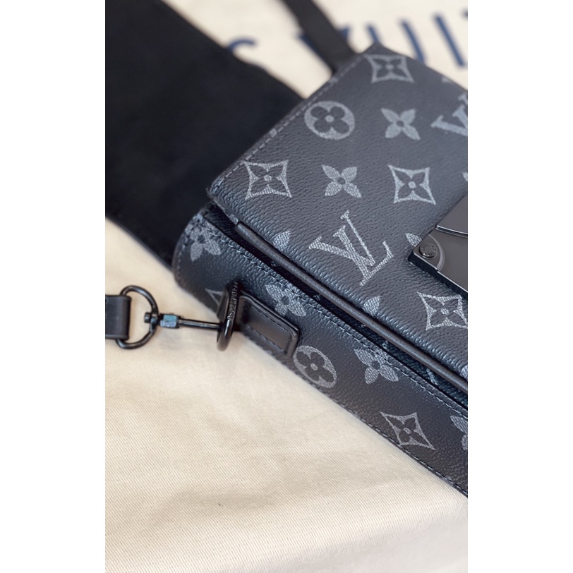 L.V phone pouch bag super Kích thước : 12 x 18 cm Màu sắc: 2 màu