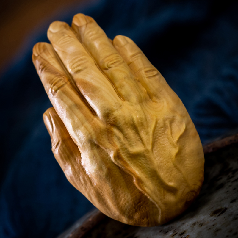 Chạm khắc gỗ cầm tay miếng gỗ lá màu vàng dương khắc hoàng đạo động vật khỉ trong lòng bàn tay khỉ ban đầu nam giới di c