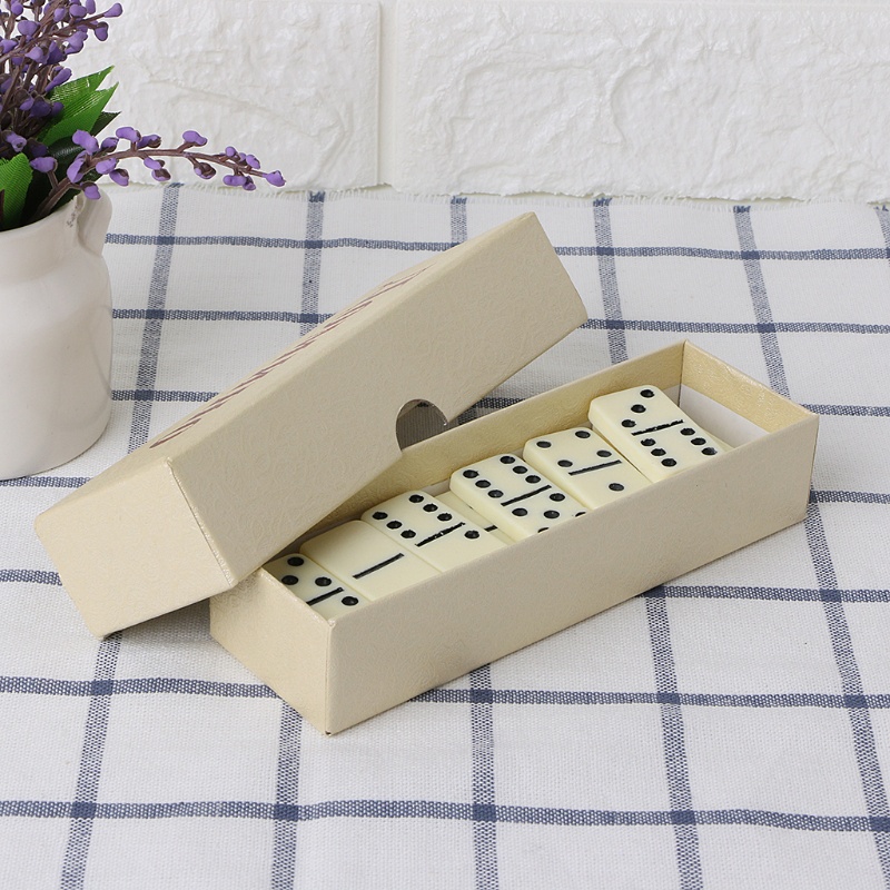 Bộ Domino Hai Lớp Với Sáu Chấm Đen Dùng Trang Trí Tiệc Giáng Sinh