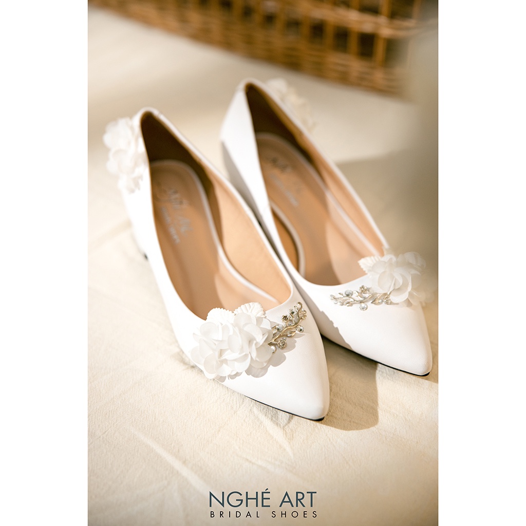 Giày cưới Nghé Art đính hoa trắng 275