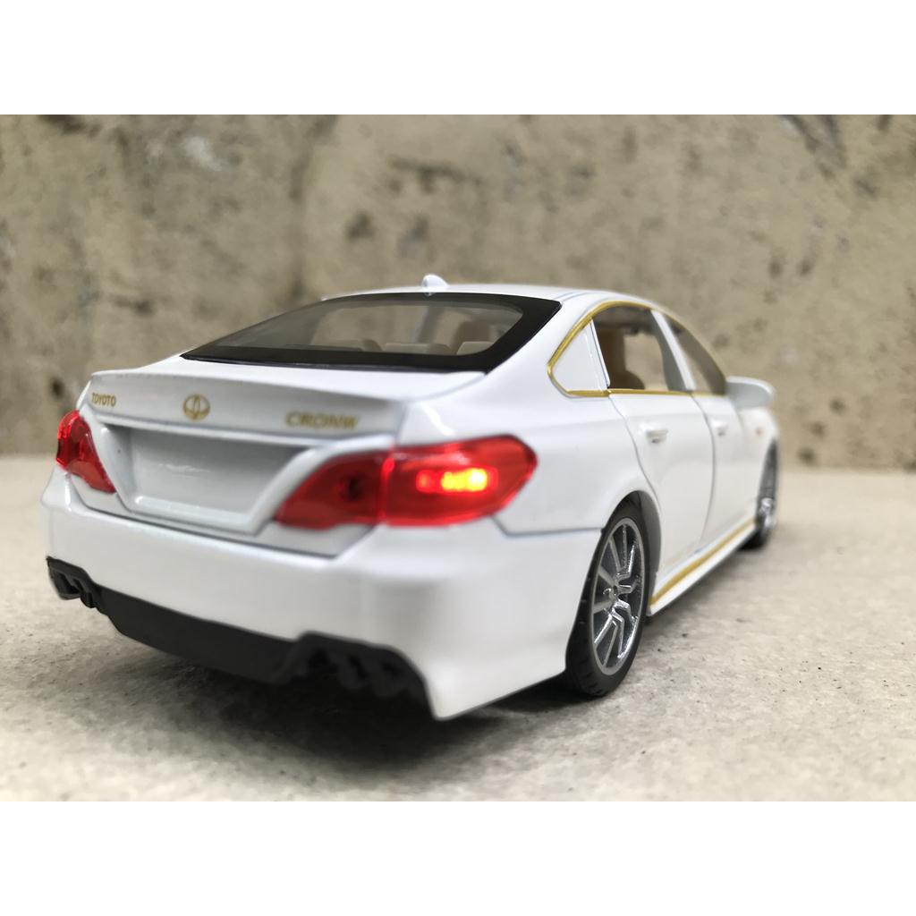 Mô hình xe ô tô TOYOTA CRONW 2021 - 1:32