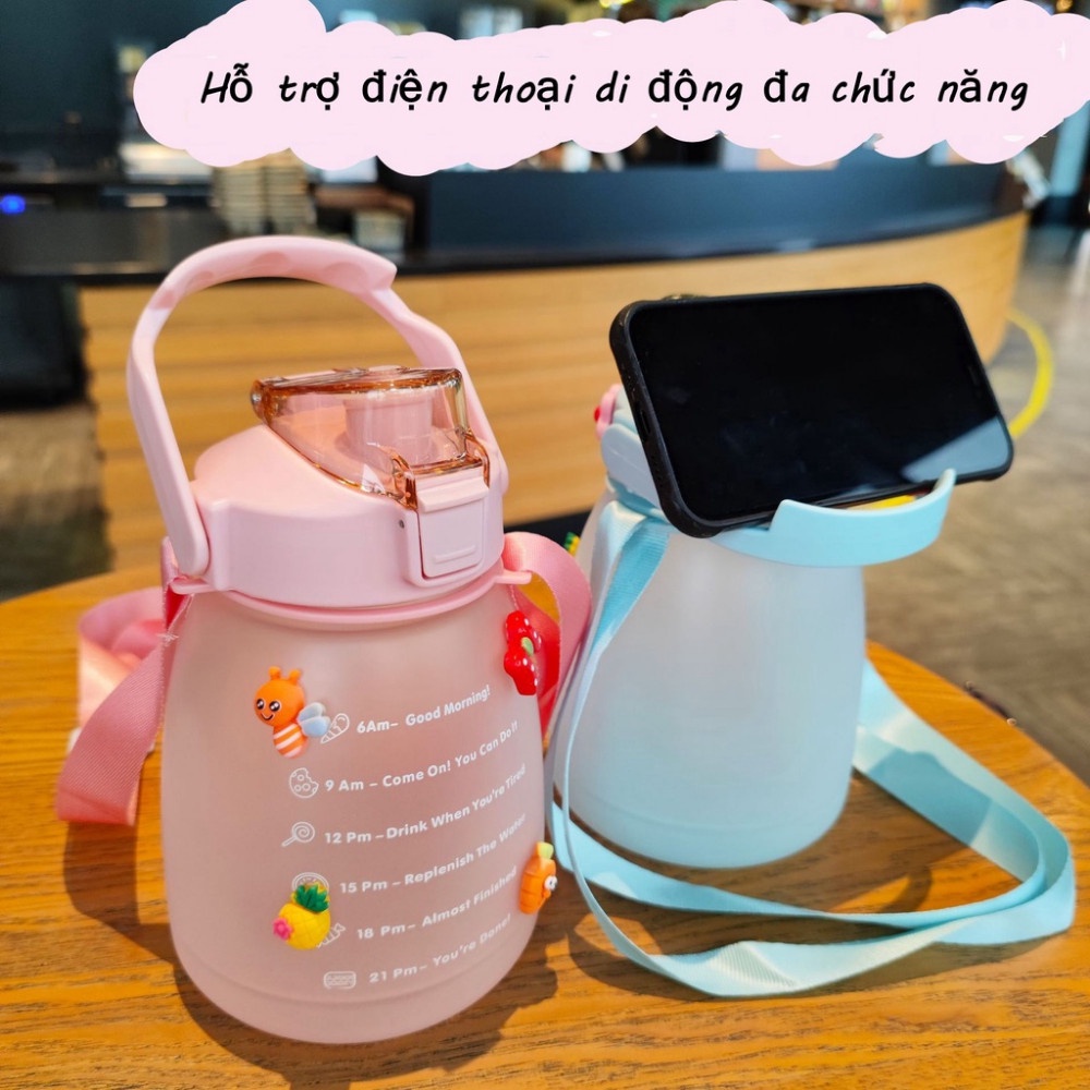 Bình đựng nước béo 1300ml dễ thương chia vạch báo giờ nhắc uống nước tặng dây đeo chéo có ống hút tiện lợi cao cấp