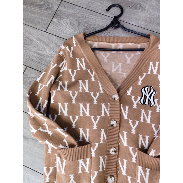 Áo khoác len cardigan thêu chữ cổ V cài nút hàng QC  | CHAUS Boutique