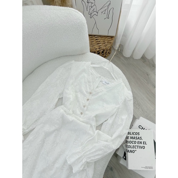 ĐẦM MIDI TRẮNG HOA NỔI CỔ V VIỀN REN