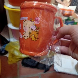 Cốc nhựa có lắp cả thìa bên trong
