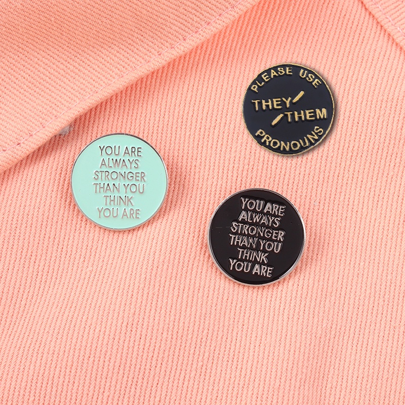 Trâm Cài Áo Kim Loại Hình Tròn Màu Đen Xanh Dương In Chữ Tiếng Anh Thời Trang