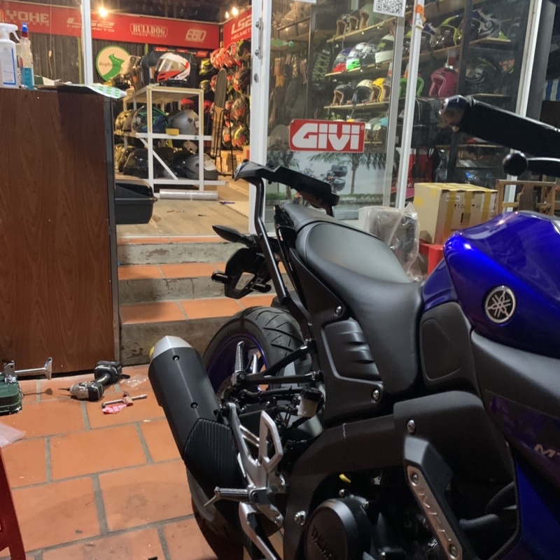 MT15 lên thùng Givi E43Gold-ADV cùng baga SRV