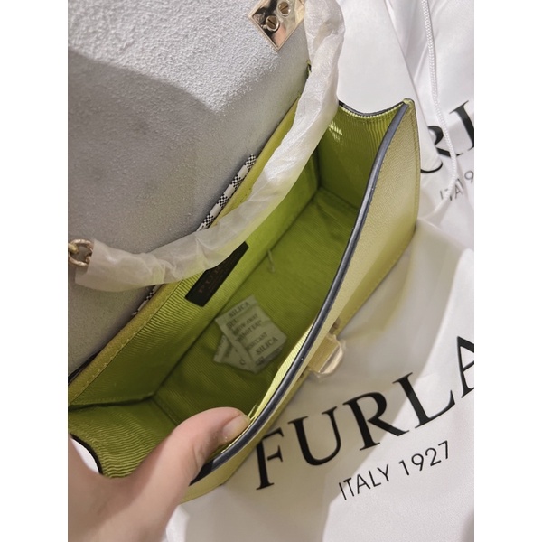 Túi Furla khoá vuông màu vàng