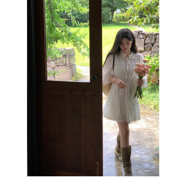 Đầm babydoll đũi trắng tay phồng phong cách boho kèm thắt lưng và dây buộc eo đơn giản, váy boho trắng tay phồng cổ trụ