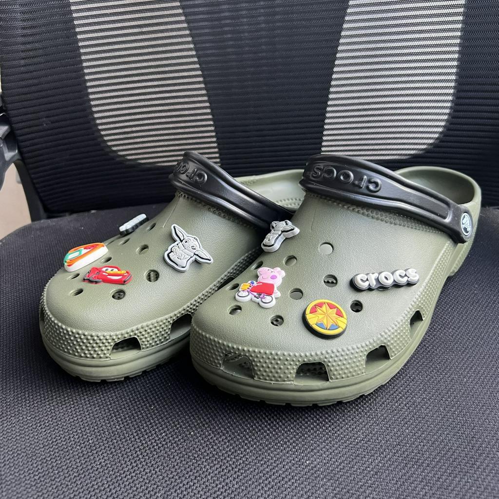 Dép Crocs nam chính hãng mẫu sục classic màu xanh rêu cực đẹp cực ngầu cho các anh trai, hàng lỗi nhẹ SXR