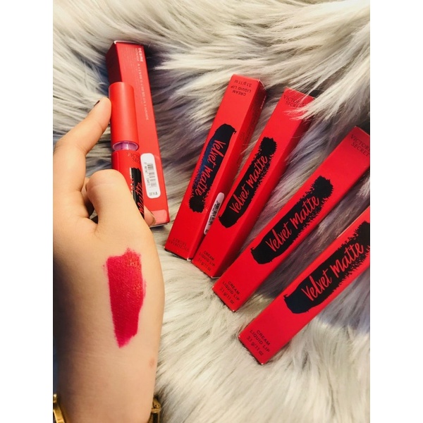 Son kem Victoria’s Secret Velvet Matte Cream là dòng son lì đầu tiên của hãng Victoria’s Secret