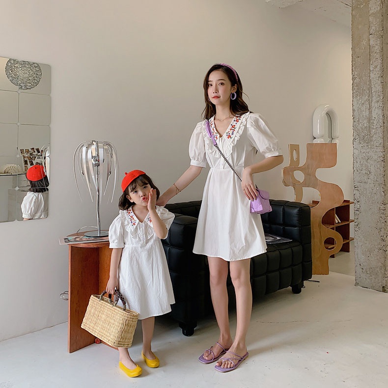 Đồ đôi mẹ con váy xòe babydoll màu trắng cổ sen thêu hoa - 251 (Có ảnh thật)