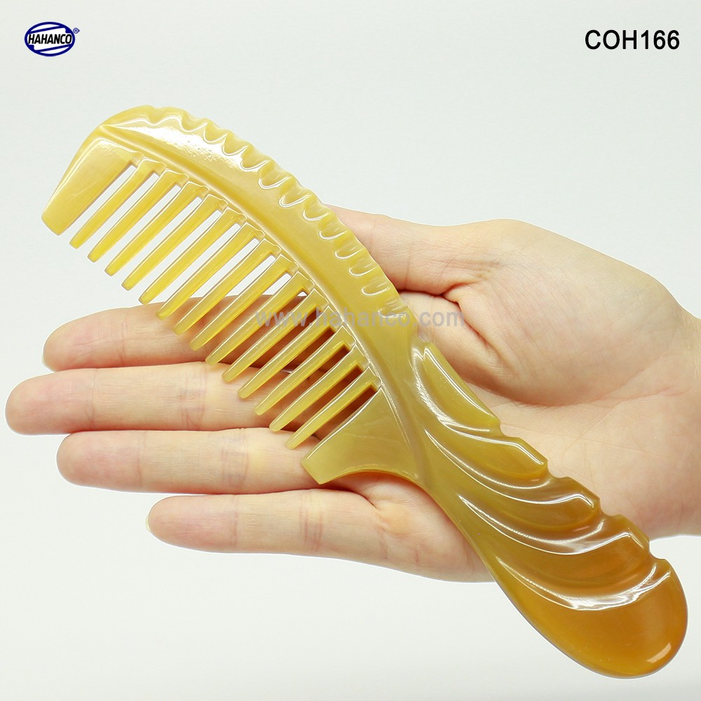 Lược sừng răng thưa xuất Nhật (Size: L - 18cm) Cho tất cả các loại tóc -COH166- Horn Comb of HAHANCO - Chăm sóc tóc