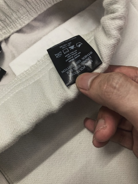 Quần short ngắn đầy đù tem mạc và túi zip