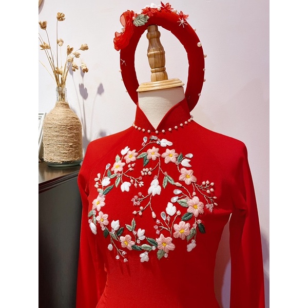 Áo dài cô dâu thêu tay thủ công.