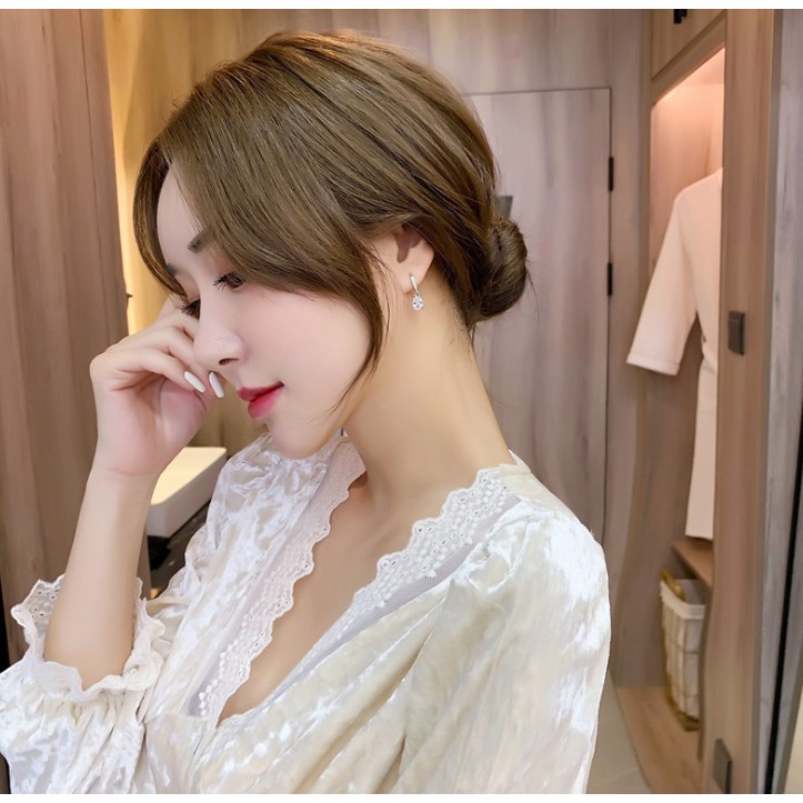 Thời trang bốn móng bông tai S925 cao carbon kim cương hình bầu dục bông tai cho phụ nữ